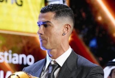 CR7 recebendo prêmio
