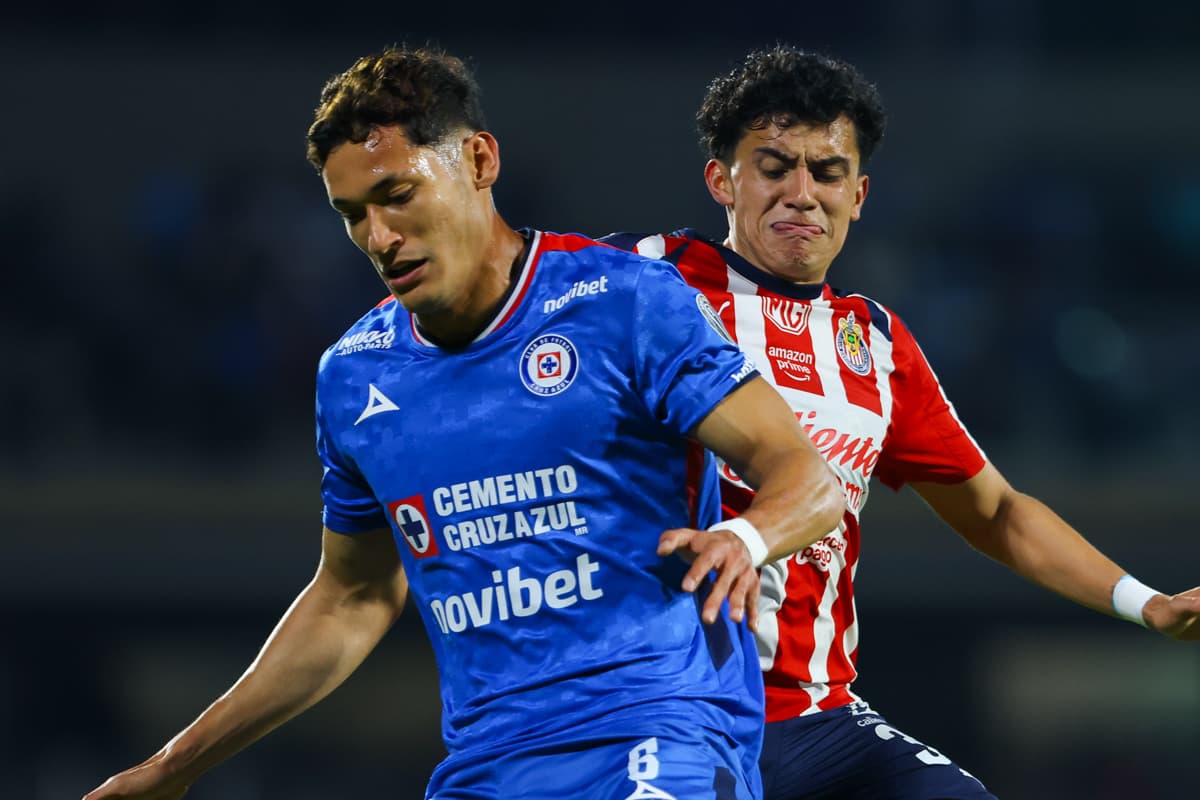 Jesus Chiquete Orozco, do Cruz Azul, controla a bola contra Richard Ledezma, do Chivas, durante a partida de volta das quartas de final entre Cruz Azul e Chivas, válida pelo Torneio Apertura 2025 da Liga MX, no Estádio Olímpico Universitário, em 30 de nov