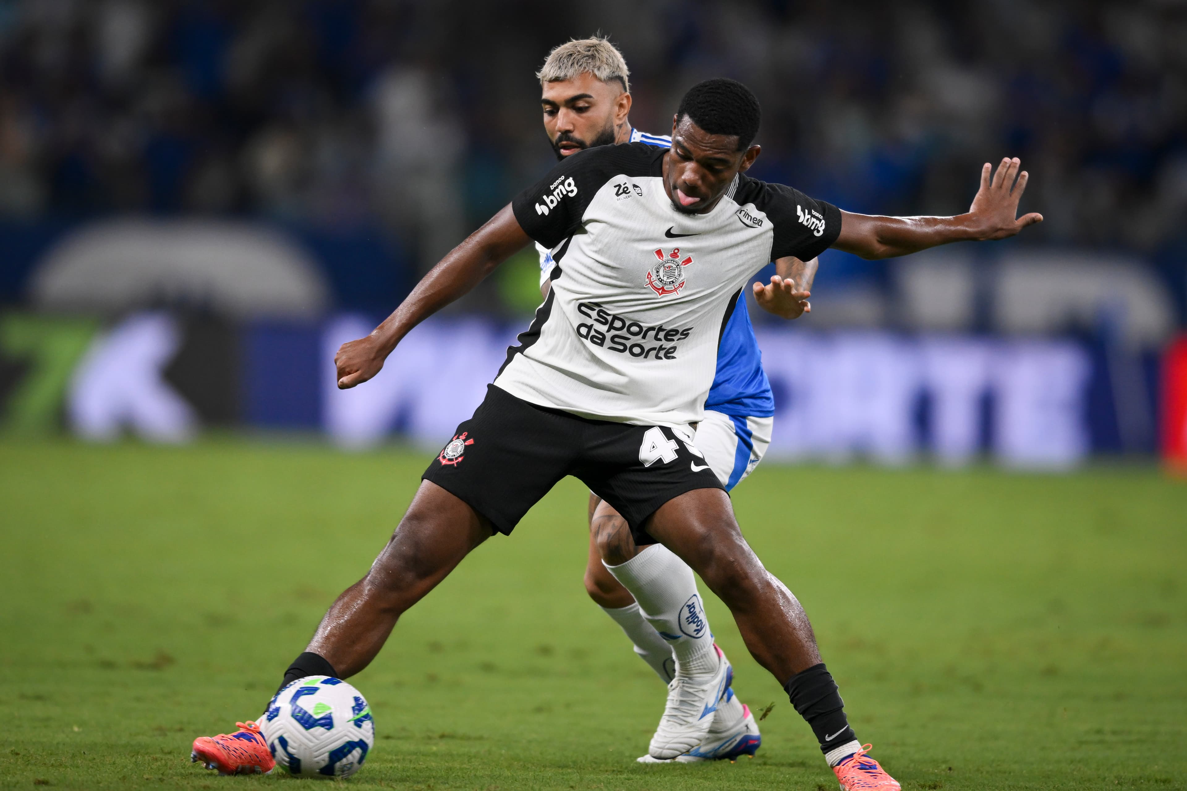 André, do Corinthians, divide bola com Gabigol, do Cruzeiro