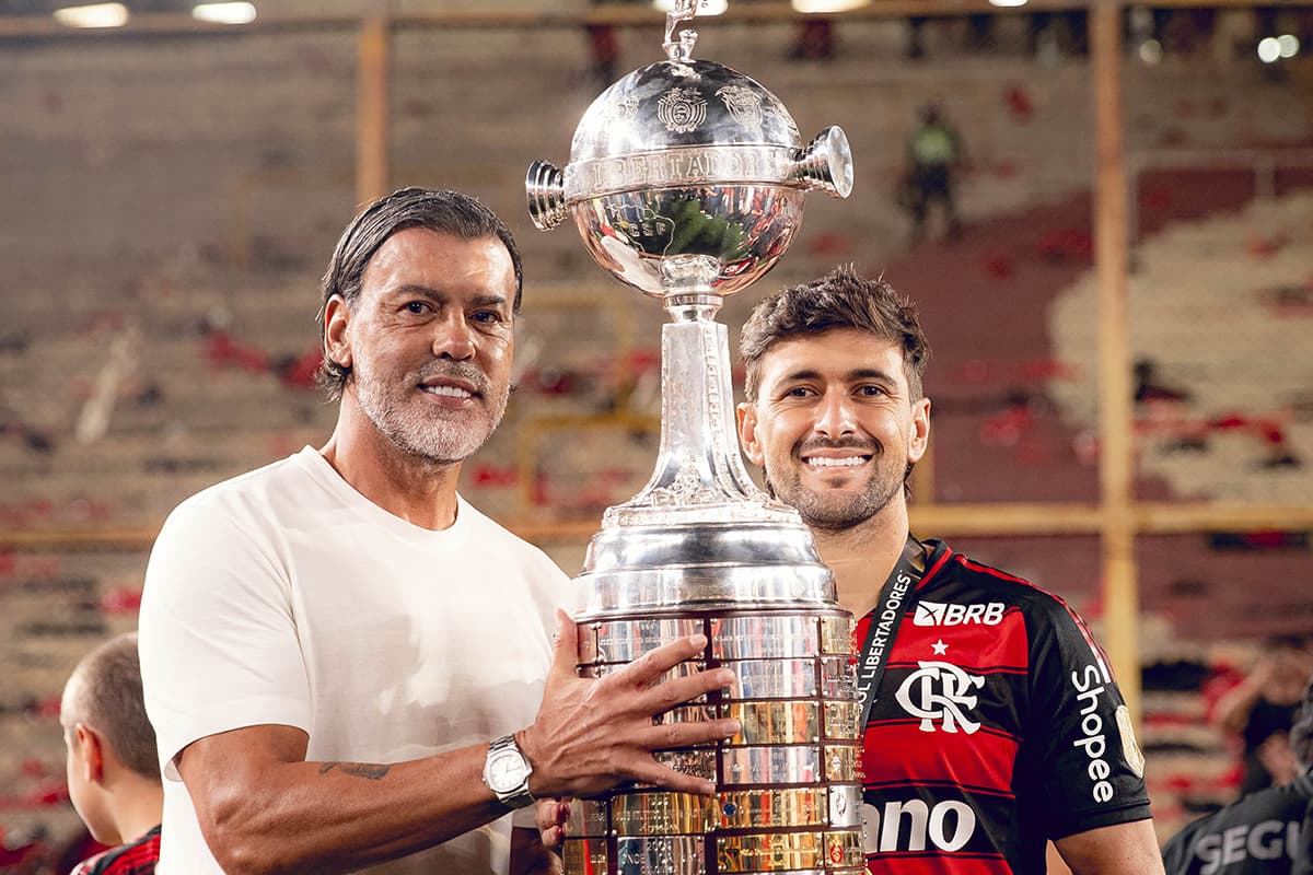Daniel Fonseca, empresário de Arrascaeta, ao lado do jogador com a taça da Libertadores