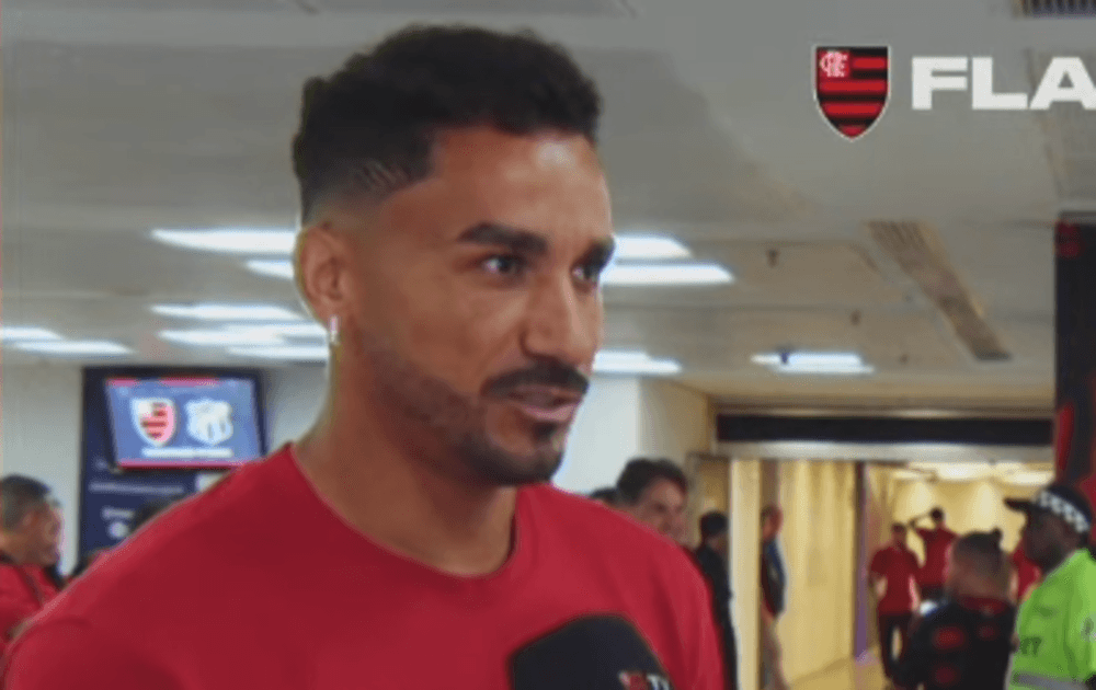 Danilo concede entrevista na chegada ao Maracanã para Flamengo x Ceará