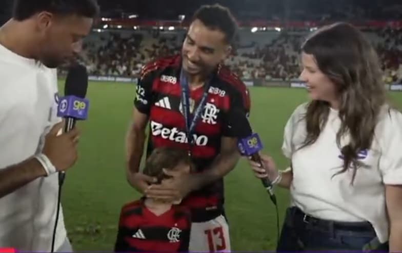 Danilo com seu filho após jogo do Flamengo