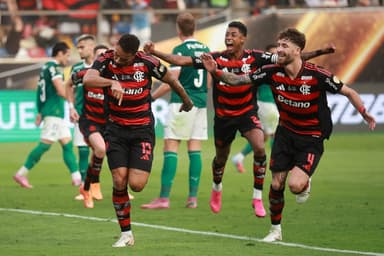 Danilo, do Flamengo, comemora após marcar o primeiro gol de seu time durante a final da Copa CONMEBOL Libertadores de 2025 entre Palmeiras e Flamengo, no Estádio Monumental, em 29 de novembro de 2025, em Lima, Peru.
