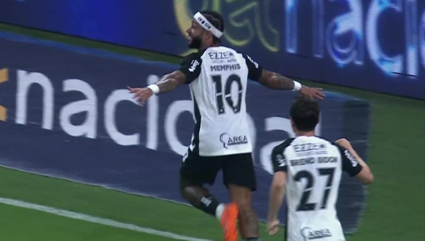 Memphis Depay comemorando gol contra o Cruzeiro