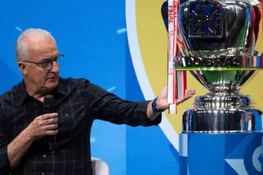 Dorival Júnior tocando o troféu da Copa do Brasil