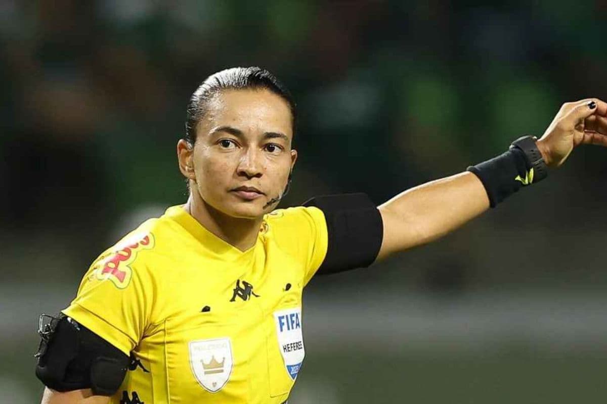 Edina Alves, árbitra, em ação