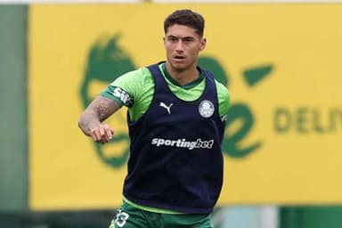 Emiliano Martinez, meio-campista do Palmeiras, durante treinamento do time paulista
