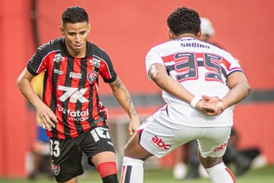 Erick, pelo Vitória, em jogo contra o São Paulo na 38ª rodada do Brasileirão 2025