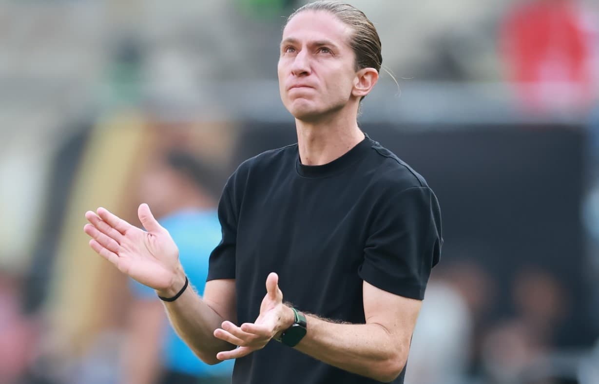Filipe Luís aplaude jogada do Flamengo durante a final da Libertadores