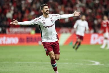 Everaldo, atacante do Fluminense, comemora gol contra o Internacional