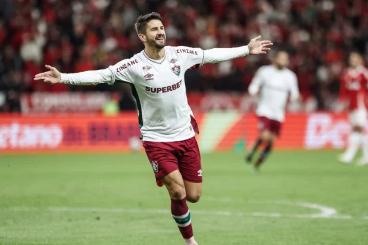 Everaldo, atacante do Fluminense, comemora gol contra o Internacional