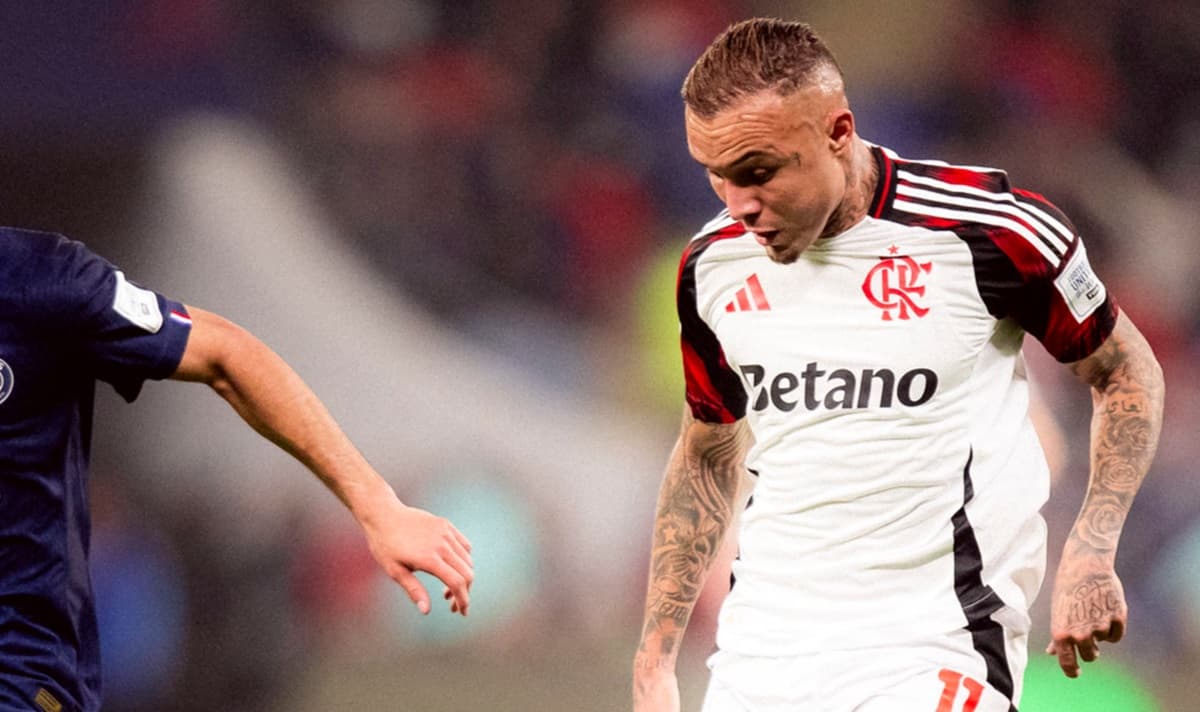 Everton Cebolinha, do Flamengo, em jogo contra PSG