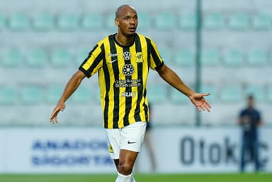 Fabinho, volante do Al-Ittihad, na mira do Palmeiras, de braços abertos em campo durante um jogo da Liga Saudita