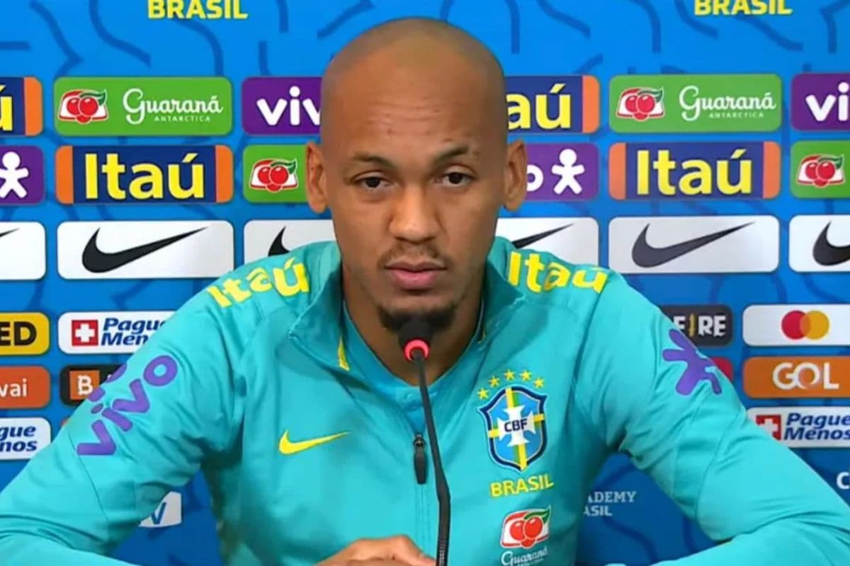 Fabinho em entrevista coletiva pela Seleção Brasileira