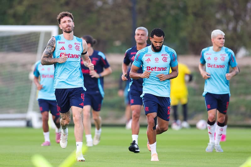 Léo Pereira e Juninho correm lado a lado em treino do Flamengo