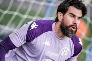 Fernando Miguel durante treino pelo Guarani