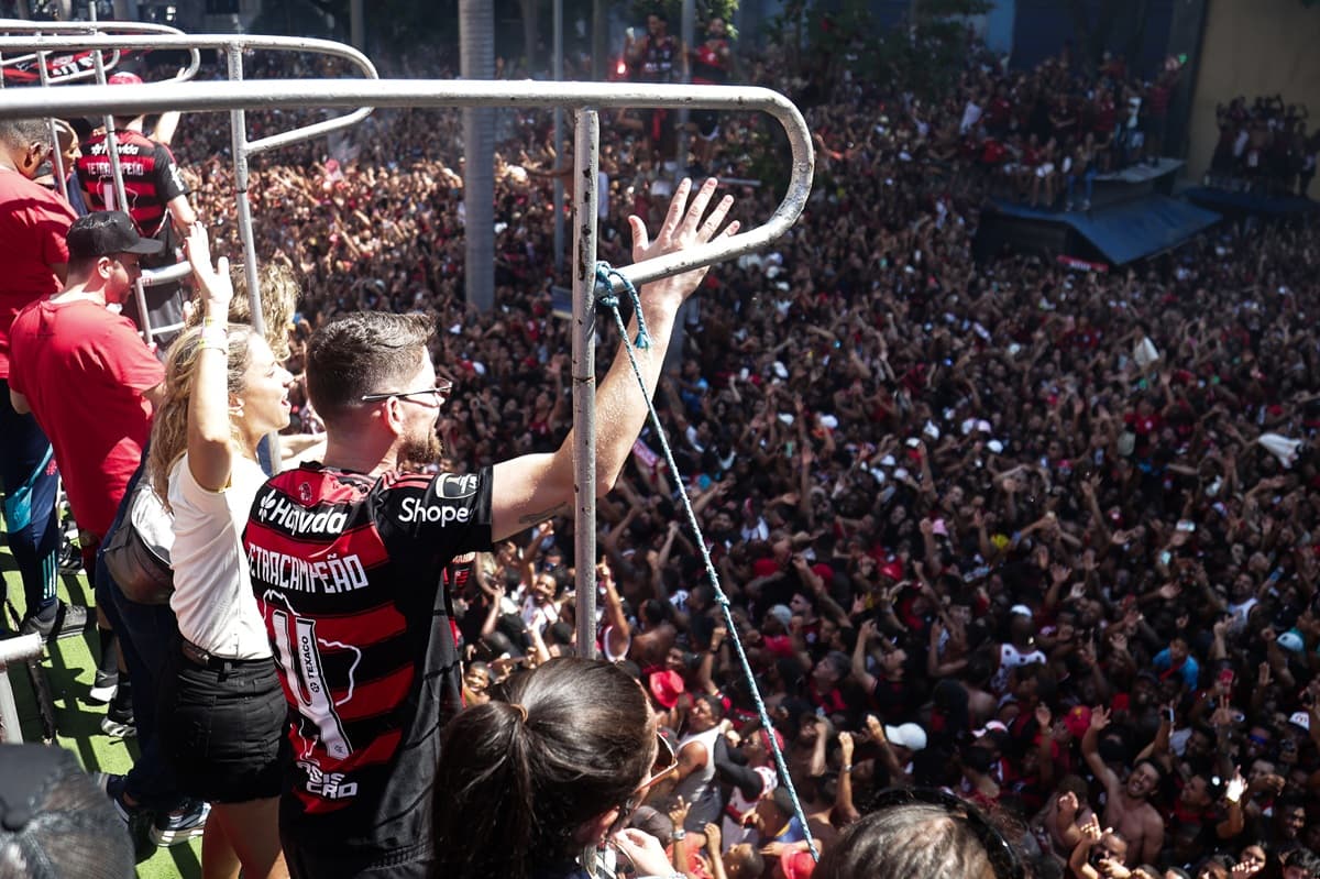 Jorginho faz a festa com a multidão de torcedores do Flamengo em trio elétrico no Rio