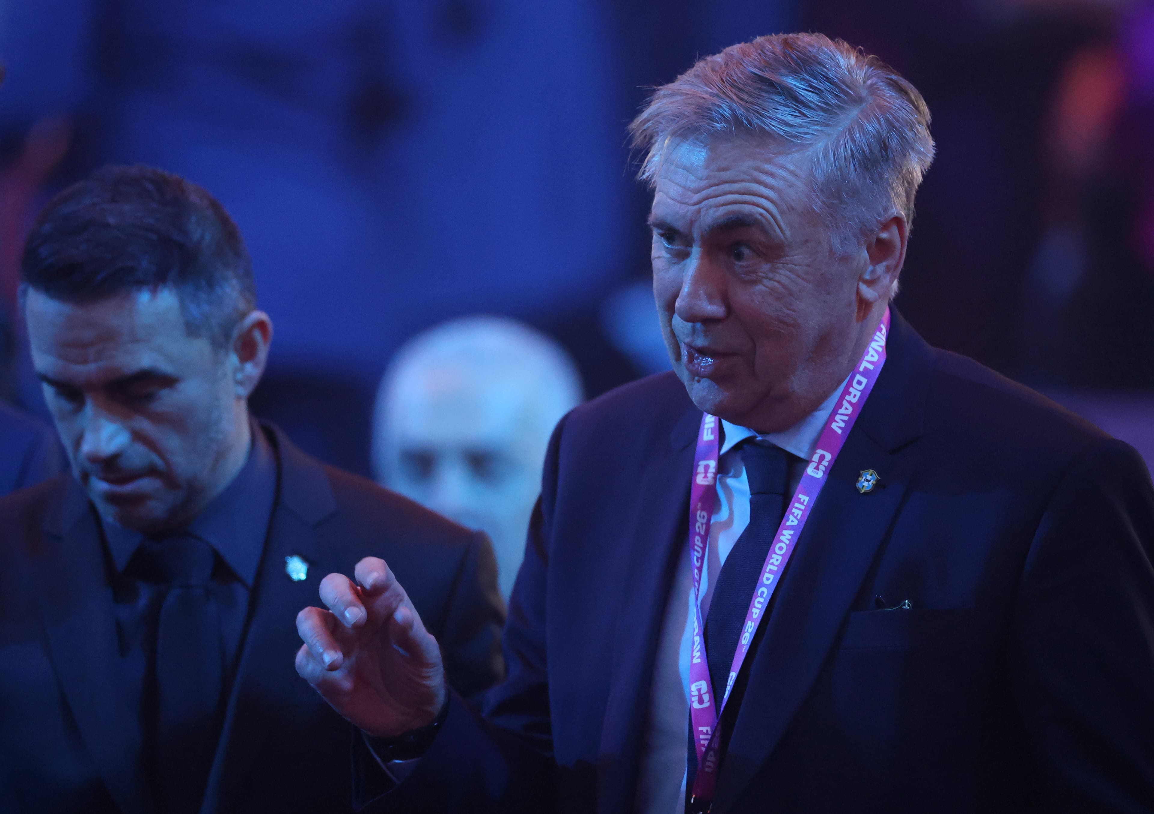 Carlo Ancelotti ao lado de Rodrigo Caetano no sorteio dos grupos da Copa do Mundo 2026