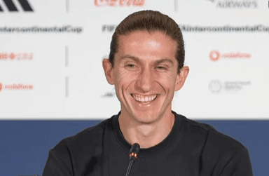 Filipe Luís abre largo sorriso após brincar sobre ano espetacular de Arrascaeta