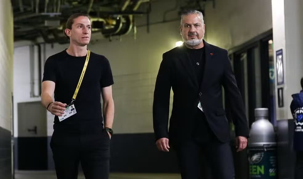 Boto ao lado de Filipe Luís em viagem do Flamengo