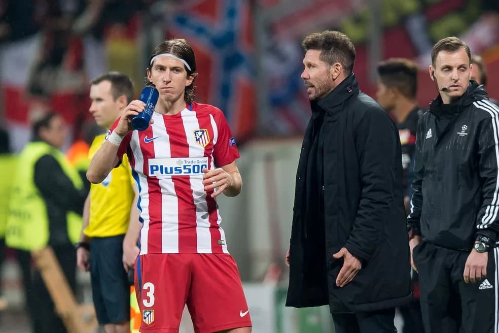 Filipe Luís ao lado de Simeone: lateral trabalhou com o técnico em duas passagens no Atleti