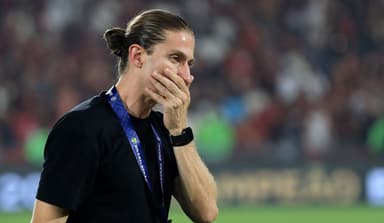 Filipe Luís em jogo do Flamengo no Maracanã com medalha
