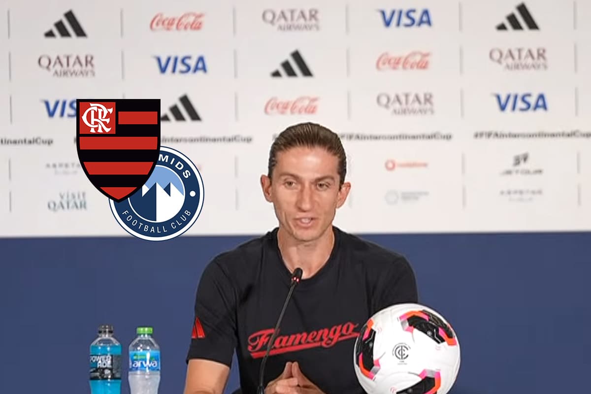 Filipe Luís durante entrevista coletiva, ao lado, os escudos de Flamengo e Pyramids
