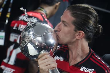 Vestido com o Manto Sagrado, Filipe Luís beija a taça da Libertadores 2025