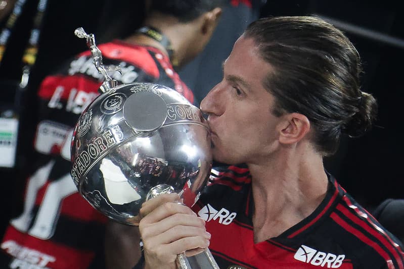 Vestido com o Manto Sagrado, Filipe Luís beija a taça da Libertadores 2025