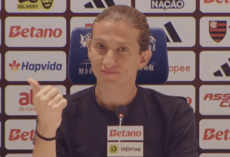 Filipe Luís dá joia e sorri na coletiva do título do Brasileirão