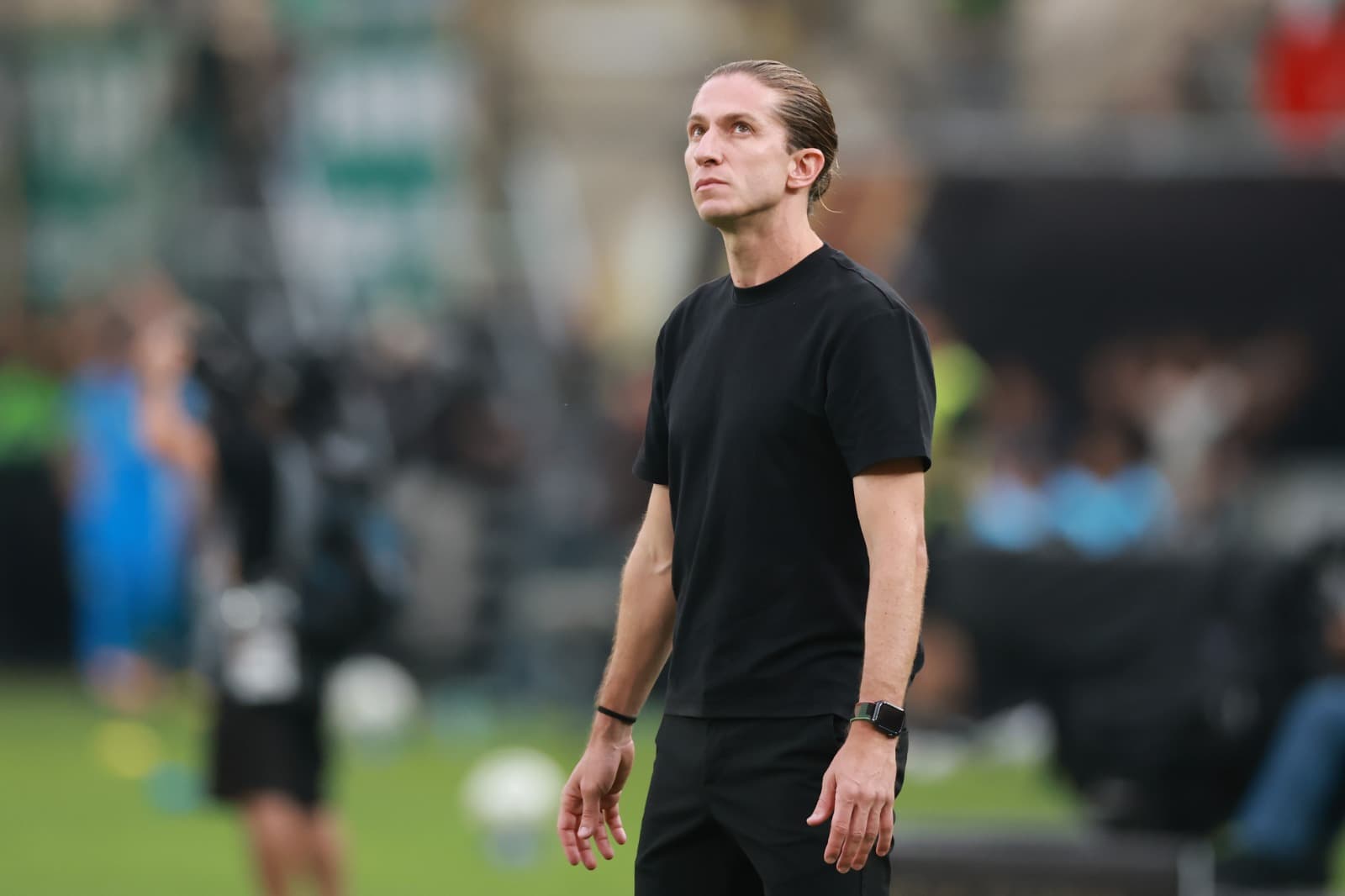 Filipe Luis, técnico do Flamengo, observa durante a final da Copa CONMEBOL Libertadores de 2025 entre Palmeiras e Flamengo no Estádio Monumental em 29 de novembro de 2025 em Lima, Peru.