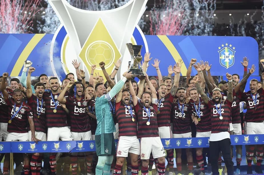 Flamengo levanta a taça de campeão brasileiro no Maracanã após golear o Ceará em 2019