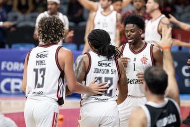 Jogadores comemoram vitória do FlaBasquete sobre o Botafogo, no segundo triunfo seguido em um clássico no NBB