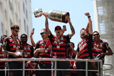 Pedro levanta a taça no trio elétrico pelo tetra da Libertadores;Jorginho e Alex Sandro comemoram com a torcida, enquanto Léo Pereira e Ortiz observam