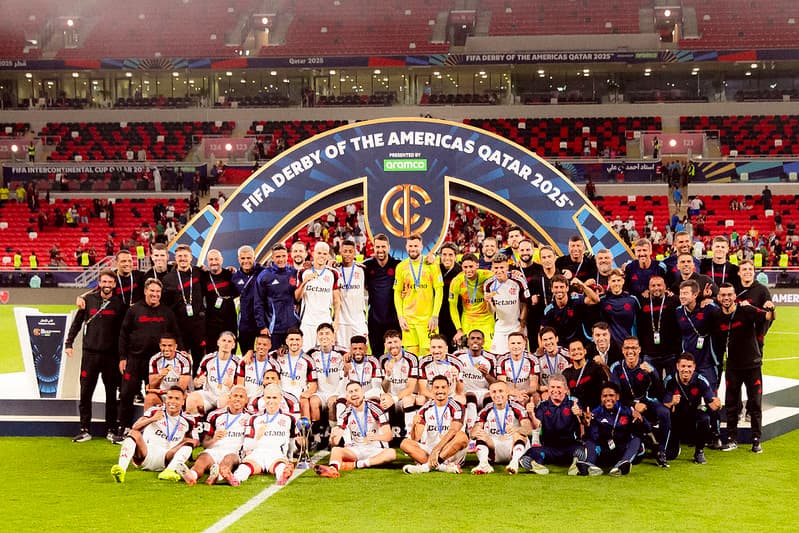 Flamengo comemorando vitória sobre o Cruz Azul