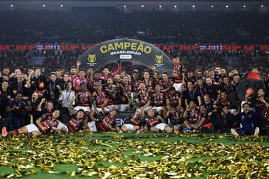 Jogadores do Flamengo comemoram com o troféu após conquistarem o campeonato na partida do Brasileirão 2025 entre Flamengo e Ceará, no Estádio do Maracanã, em 3 de dezembro de 2025, no Rio de Janeiro, Brasil.