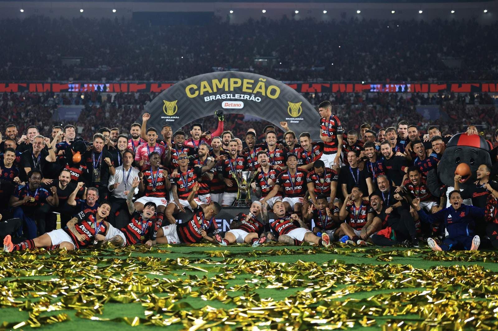 Jogadores do Flamengo comemoram com o troféu após conquistarem o campeonato na partida do Brasileirão 2025 entre Flamengo e Ceará, no Estádio do Maracanã, em 3 de dezembro de 2025, no Rio de Janeiro, Brasil.