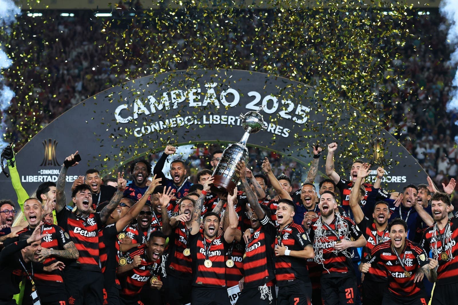 Jogadores do Flamengo levantam o troféu e comemoram título da Libertadores 2025