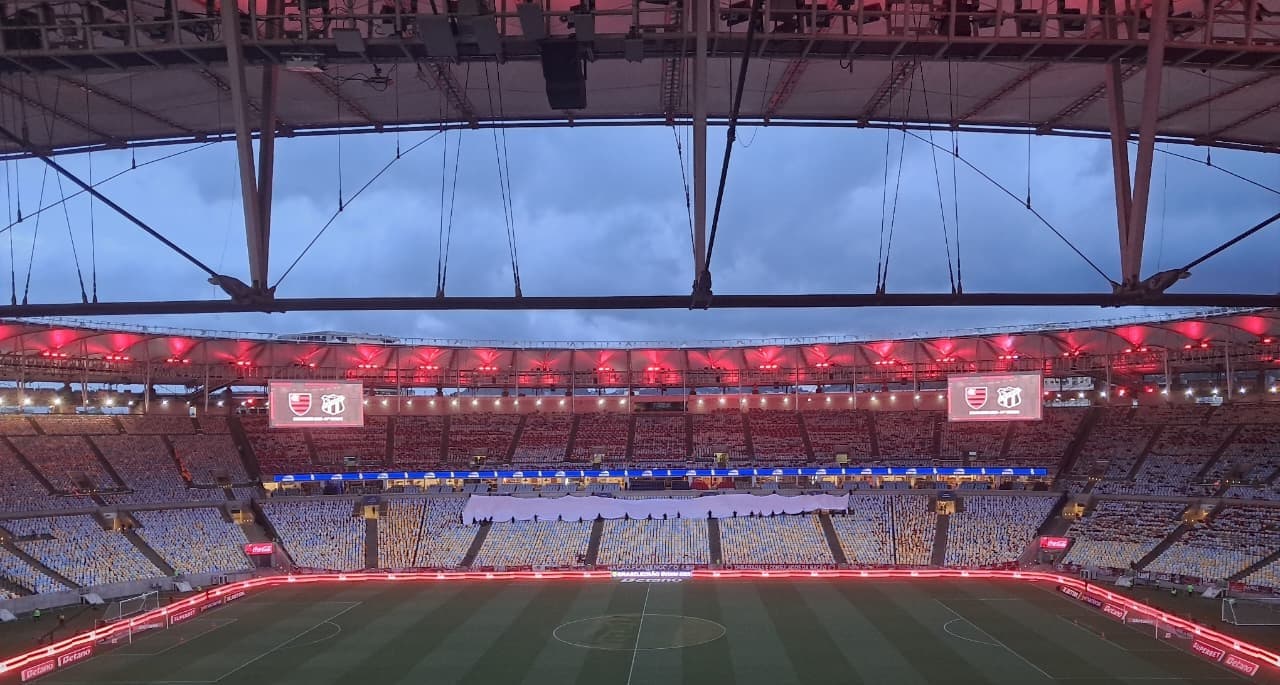 Torcedores do Flamengo espalham escudos pelos setores para festa contra o Ceará