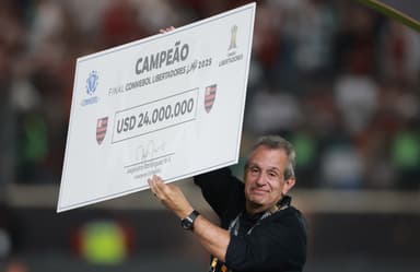 Bap levanta cheque de premiação da Libertadores