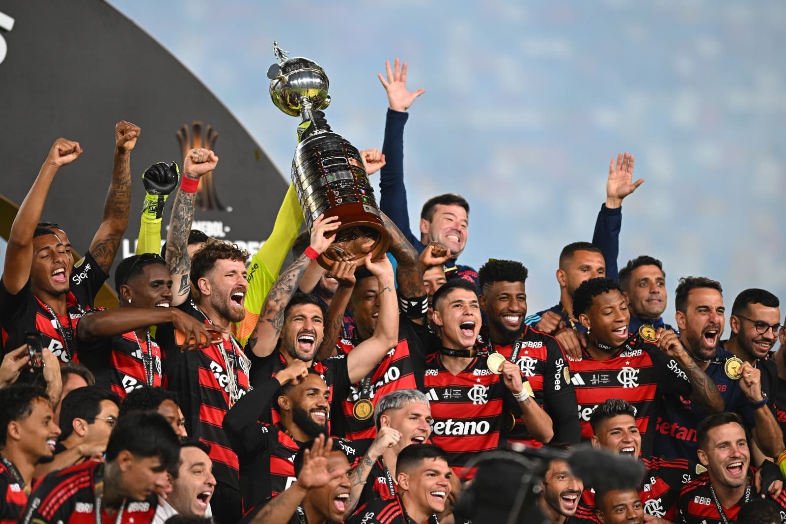 Jogadores do Flamengo fazem a festa com o troféu da Libertadores