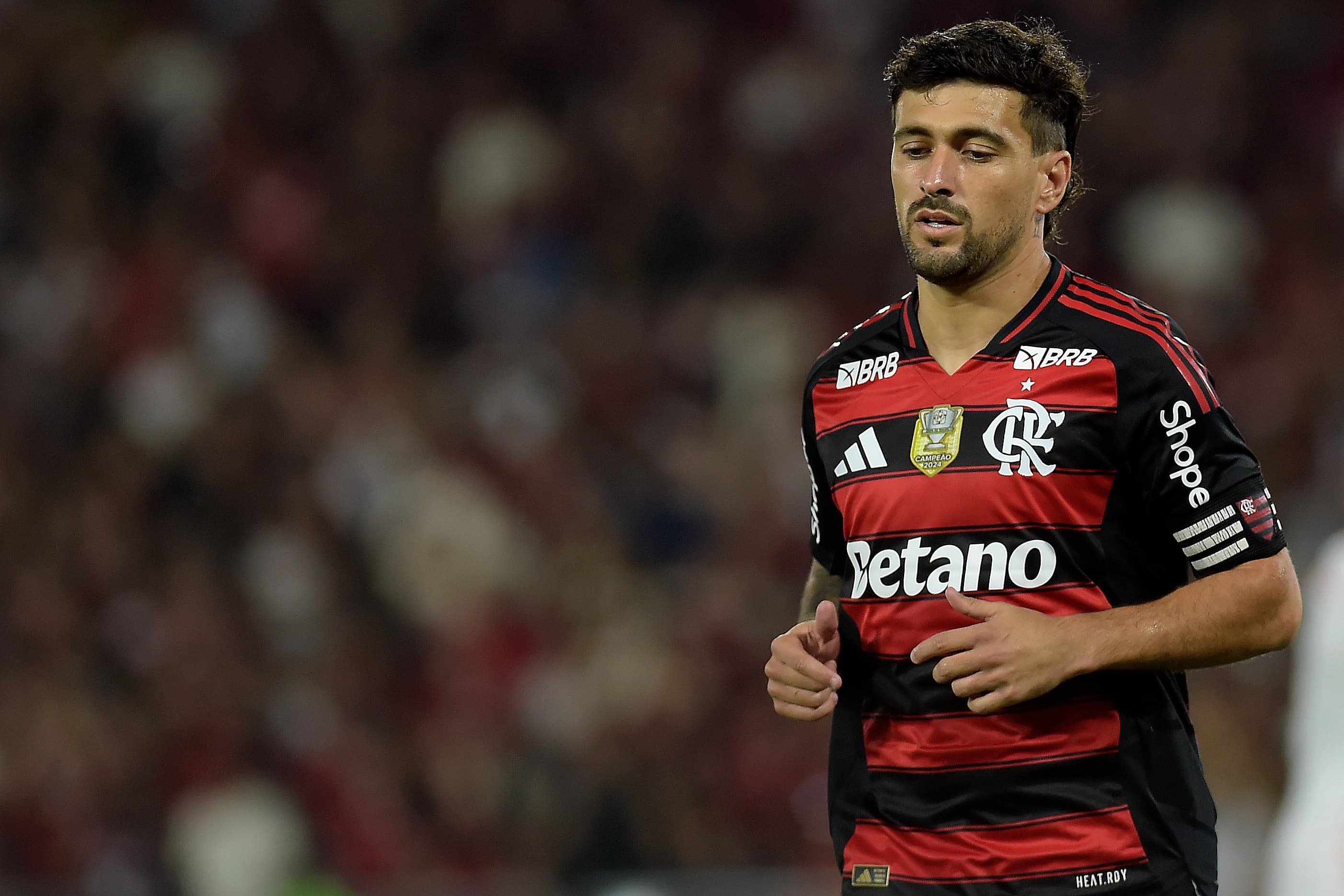 Arrascaeta em campo pelo Flamengo no Brasileirão