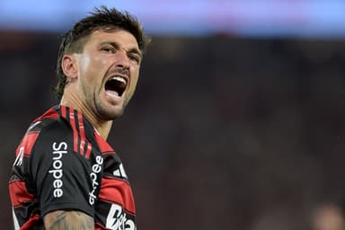 Arrascaeta comemora gol pelo Flamengo no Brasileirão 2025