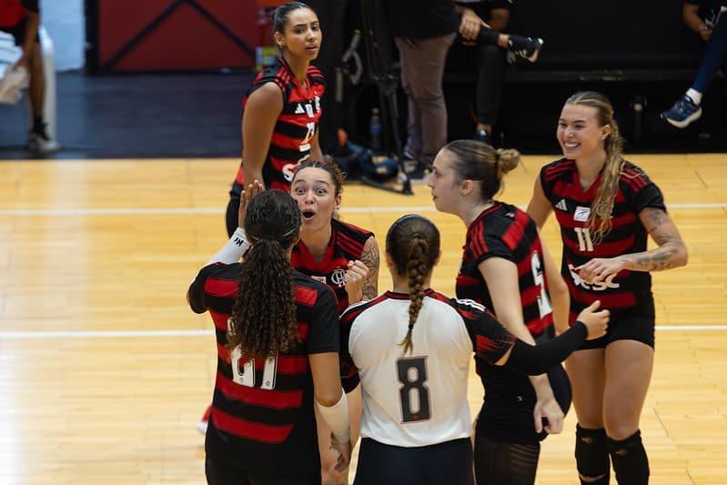Jogadoras do Flamengo celebram ponto na Superliga B