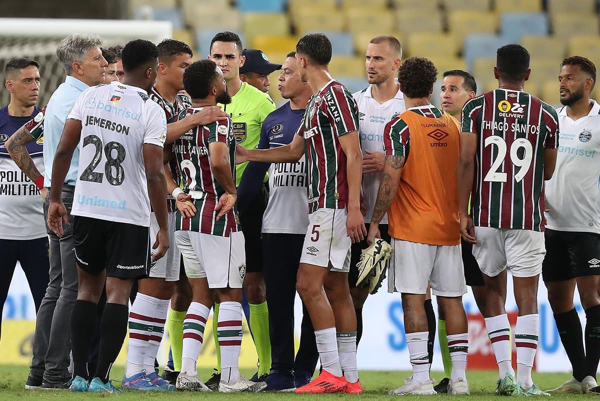 Jogadores de Fluminense e Grêmio se envolvem em confusão durante jogo no Maracanã, pelo Brasileirão