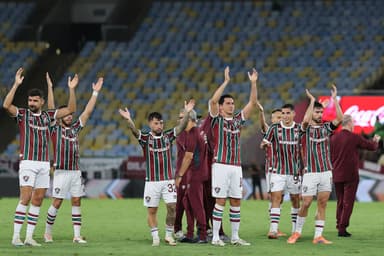 Jogadores do Fluminense agradecem à torcida após jogo contra o São Paulo, no Maracanã
