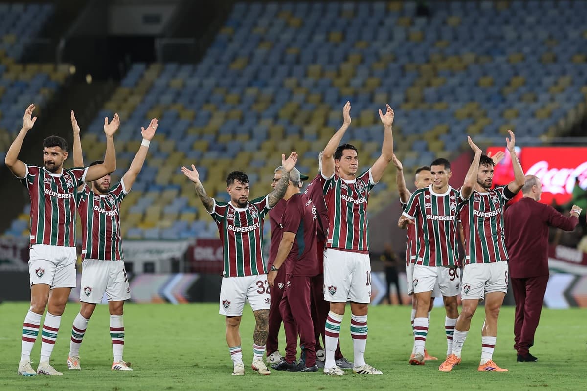 Jogadores do Fluminense agradecem à torcida após jogo contra o São Paulo, no Maracanã