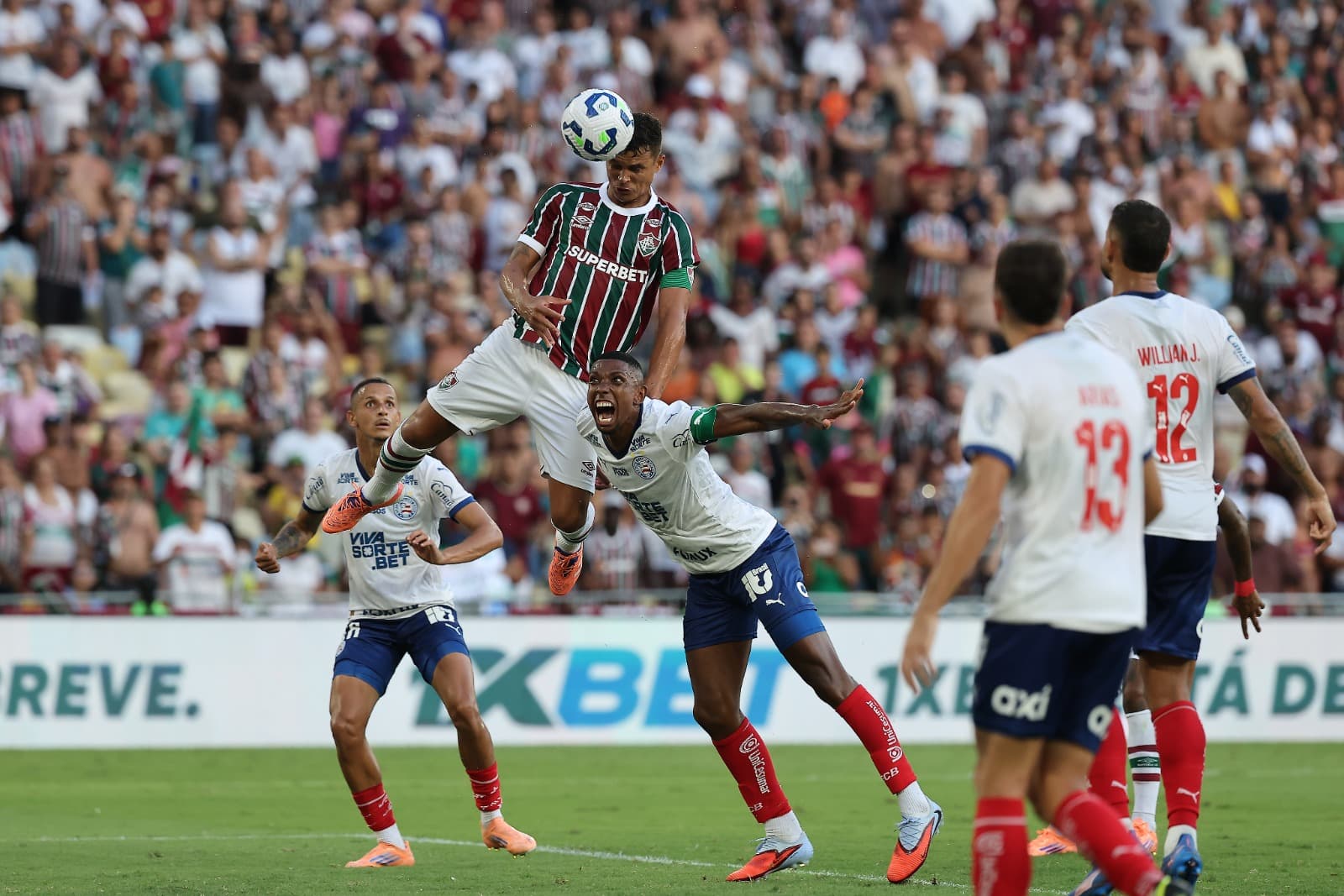 Thiago Silva, do Fluminense, marca o segundo gol de sua equipe durante a partida entre Fluminense e Bahia, pelo Brasileirão 2025, no Estádio do Maracanã, em 7 de dezembro de 2025, no Rio de Janeiro, Brasil.