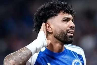 Gabigol, jogando pelo Cruzeiro, coloca a mão no ouvido em sinal de provocação
