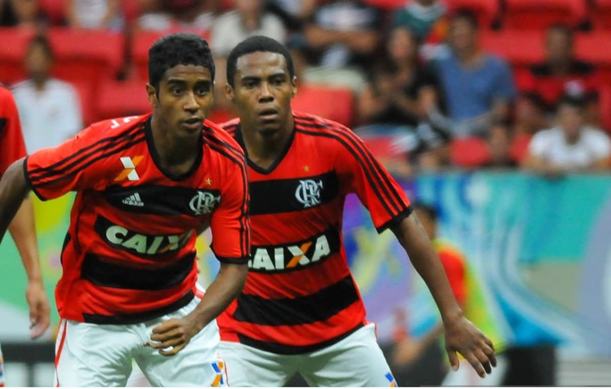 Gabriel ao lado de Elias em jogo do Flamengo em 2013